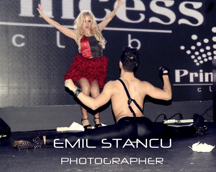 Simona Traşcă şi-a mai sărbătorit ziua de naştere o dată cu un stripper. (Foto: Emil Stancu)