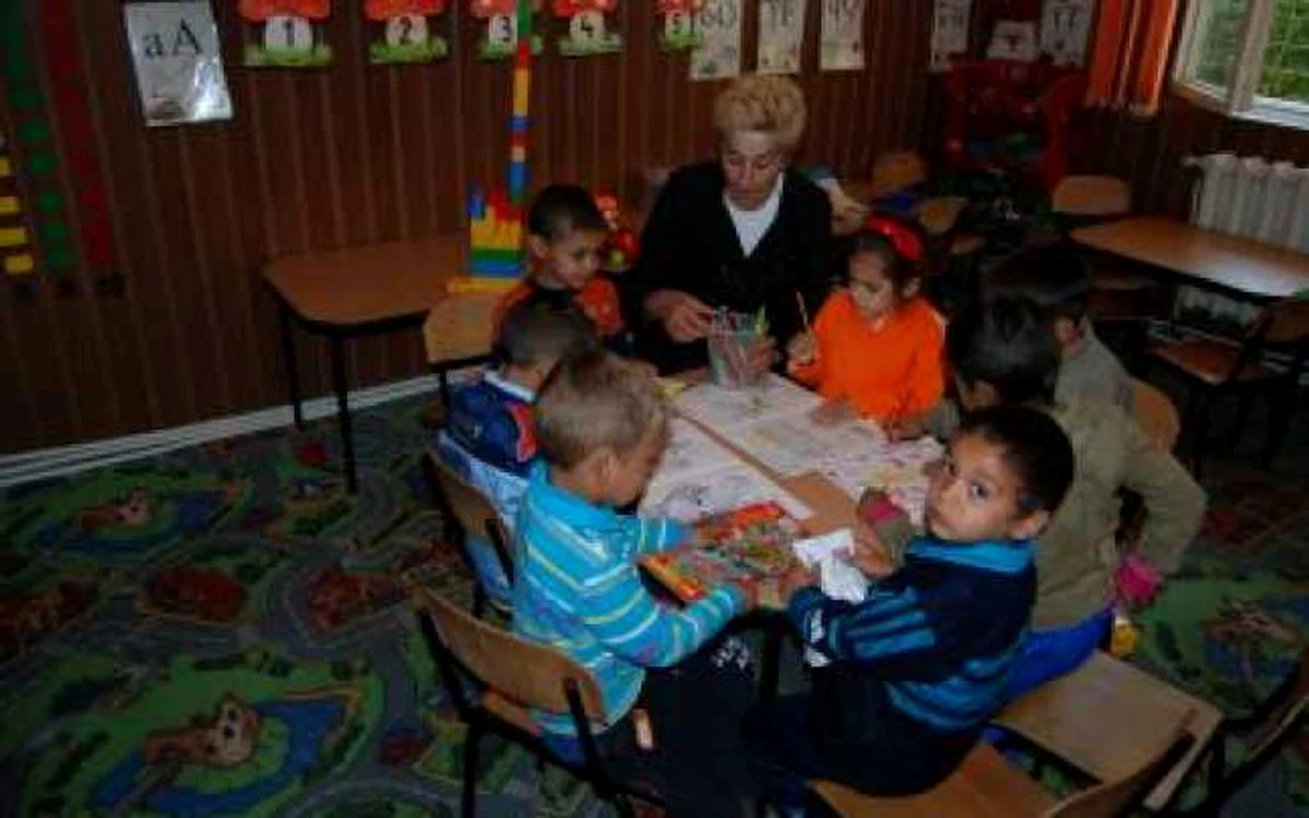 Slatina: O educatoare îşi vinde cărţile ca să ajute copiii rromi să meargă la grădiniţă