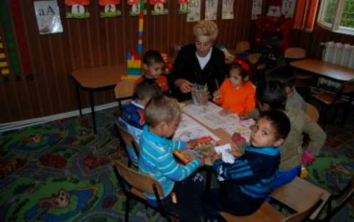 Slatina: O educatoare îşi vinde cărţile ca să ajute copiii rromi să meargă la grădiniţă