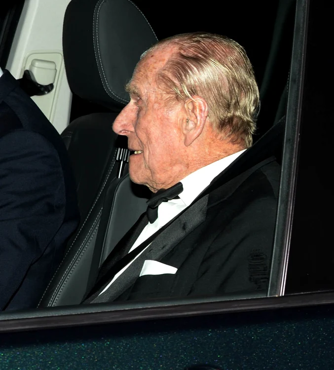 Prinţul Philip (97 de ani), tatăl sărbătoritului a sosit printre primii la recepţia de la Palatul Buckingham