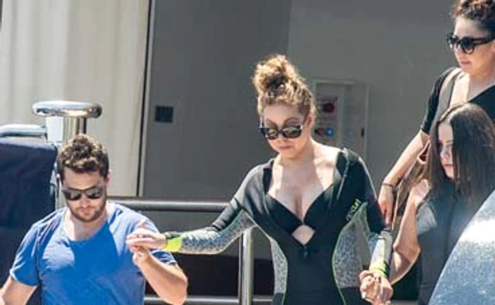 
    Bodyguardul  o ajută să  coboare trepteleFoto: Guliver / Splashnews  