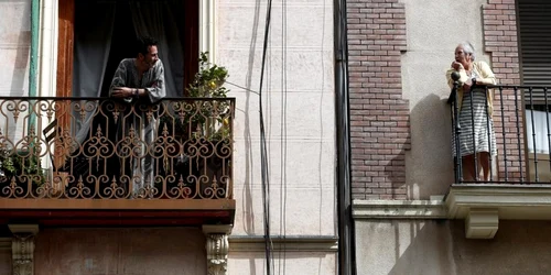 Doi vecini din Madrid schimband o vorba pe vremea pandemiei de coronavirus FOTO EPA-EFE