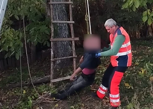 Vasluianul decedat a fost coborât din copac cu ajutorul unei frânghii FOTO ISU Vaslui