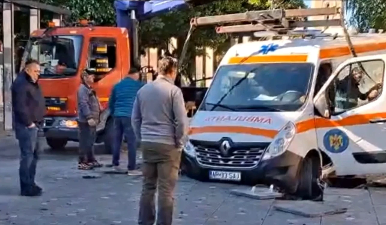 O ambulanță a rămas blocată într-o fântână arteziană din Arad. 