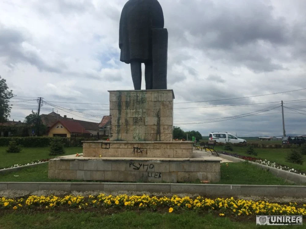 Soclul statuii a fost profanat de persoane necunoscute. Foto: ziarulunirea.ro