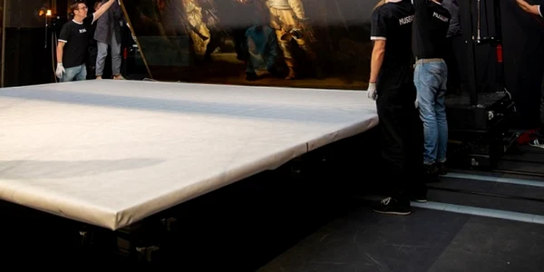 Pânza „Rondul de noapte” de Rembrandt a fost desprinsă din ramă pentru restaurare  foto news