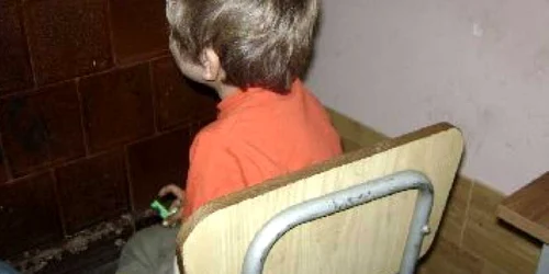 Bacău: Un băiat de 8 ani are “normă” de 40 de lei pe zi ca să nu ia bătaie