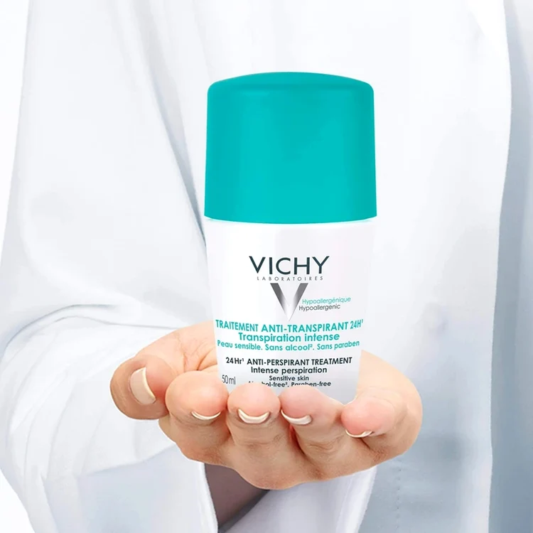 Antiperspirant dermatologic Vichy ținut în palmă Foto Liki24