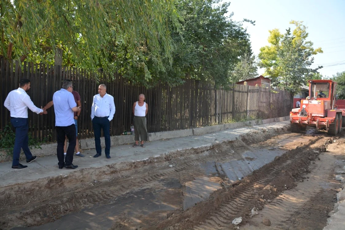 Primarul a verificat în teren stadiul lucrărilor FOTO Facebook/ Daniel Ştefan Drăgulin