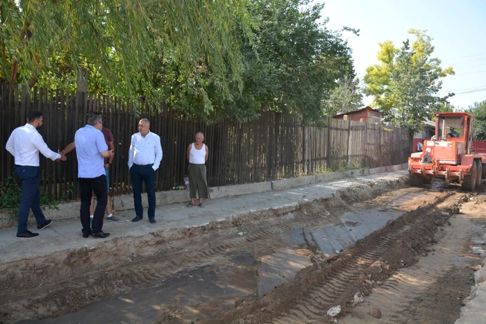 Primarul a verificat în teren stadiul lucrărilor FOTO Facebook/ Daniel Ştefan Drăgulin