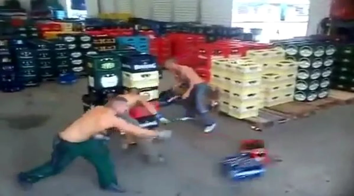 
    Românii care sortează sticle de bere  