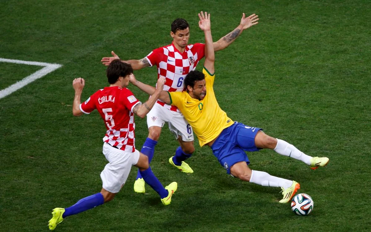 Brazilianul Fred a simulat un fault in teren, pacalind-ul pe abitrul intalnirii Brazilia - CroatiaNeymar a transformat penalty-ul si Brazilia a trecut in avantaj pe tabela. Scorul a fost 3-1 in favoarea tarii gazda de la Campionatul Mondial de Fotbal