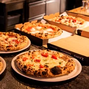 România are două pizzerii în prestigiosul ghid 50 Top Pizza Europa. Un local din Iași conduce clasamentul național pizza ZANO Iasi FOTO Facebook/Zano
