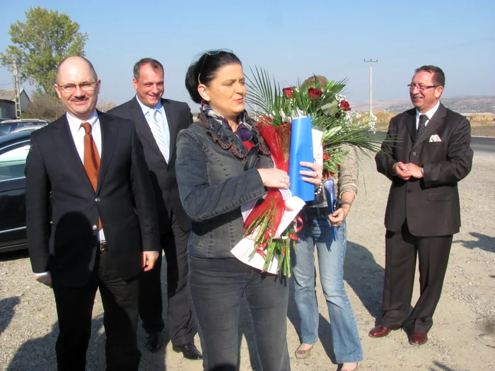 Mnistrul Anca Boagiu a primit flori de la autorităţile vasluiene