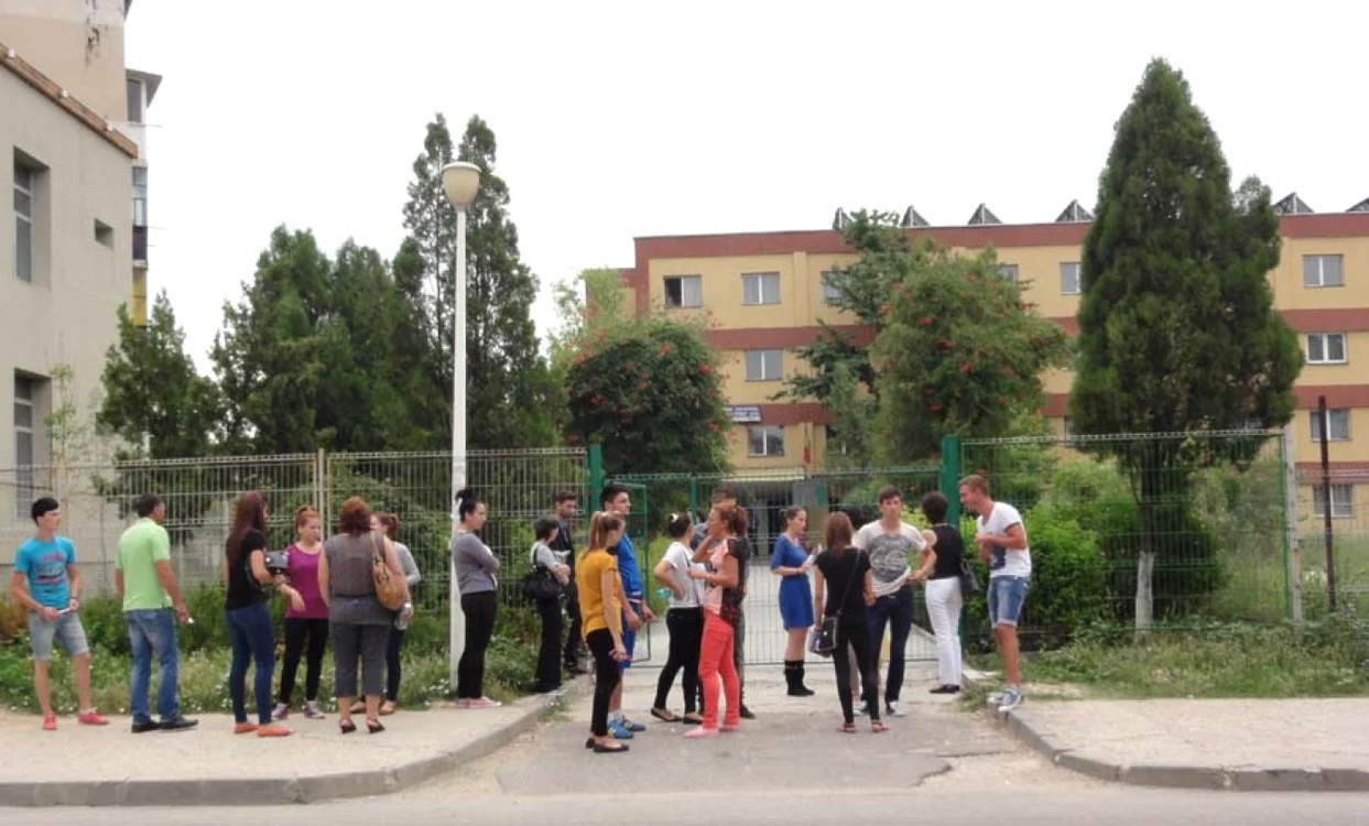 Imagini de la un liceu din Slatina unde are loc sesiunea de toamnă a bacalaureatului... (FOTO: Adevărul)