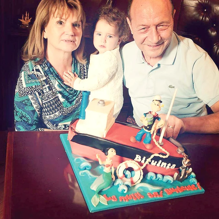 Septembrie 2013: Băsescu cunoaşte pentru prima dată sentimentul de a fi bunic. Elena naşte o fetiţă – Sofia Anais, iar tataie Băsescu nu-şi mai încape în piele de fericire. În noiembrie 2014, şi Ioana a făcut un băieţel – Radu.