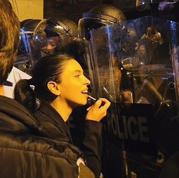 În Georgia, poliția a reținut mai mulți protestatari care demonstaru în sprijinul unui blogger arestat