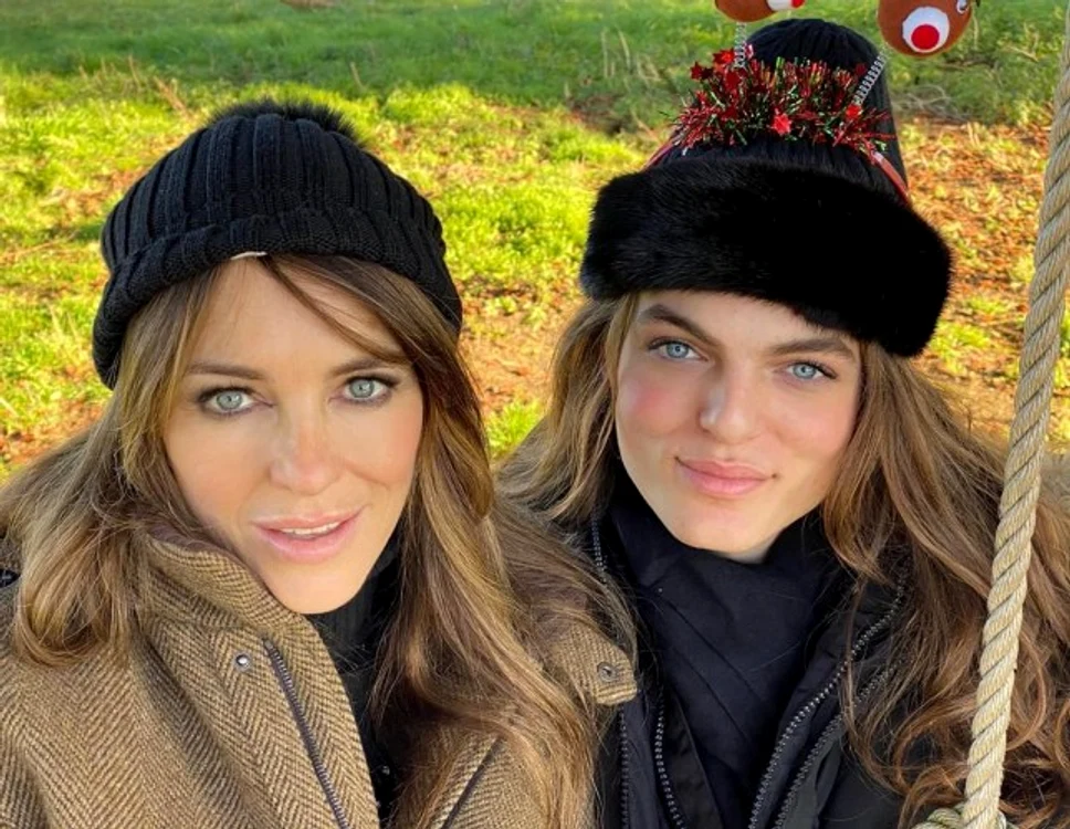 Liz Hurley și fiul ei, Damian, în vârstă de 17 ani, s-au pozat de Crăciun