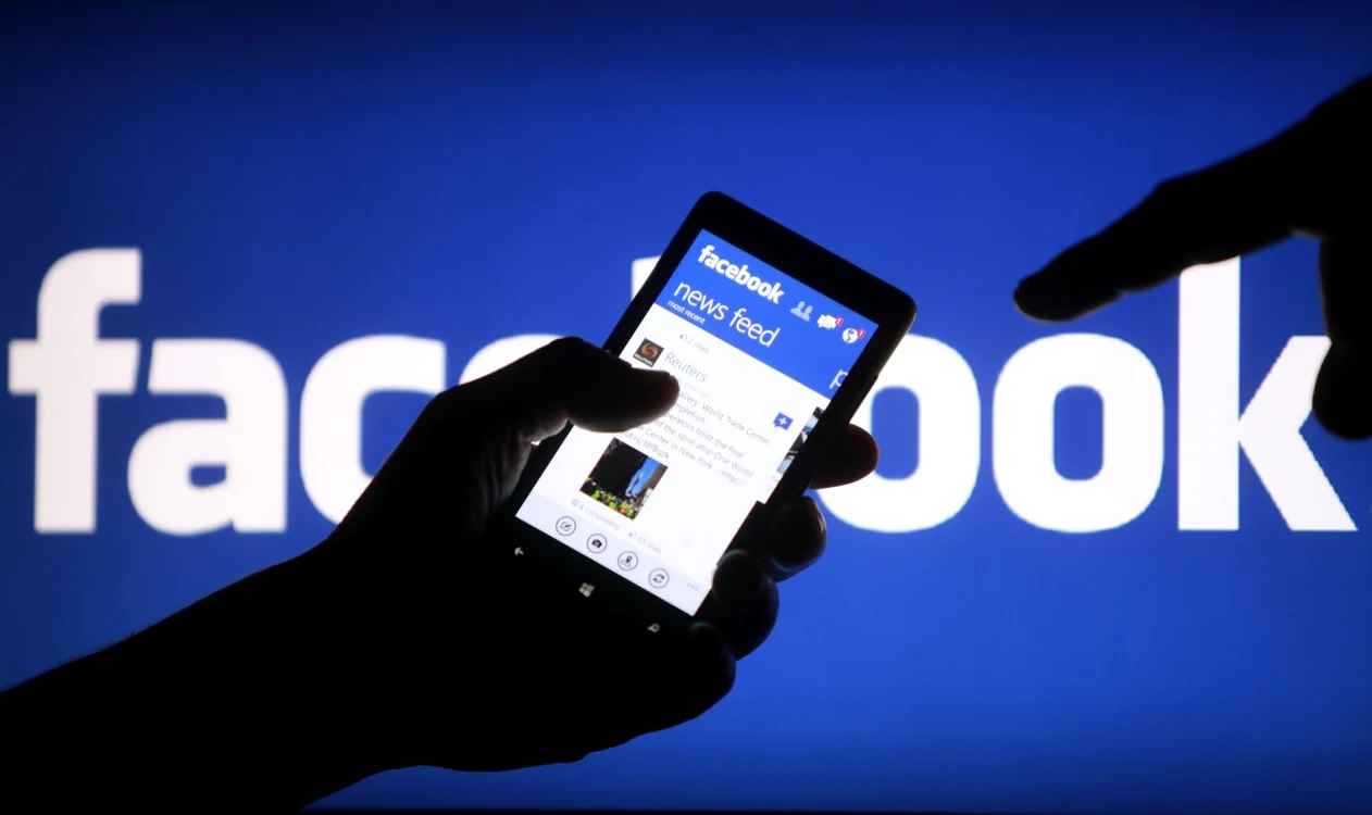 Facebook oferă acces la tot felul de aplicaţii şi jocuri. FOTO Reuters