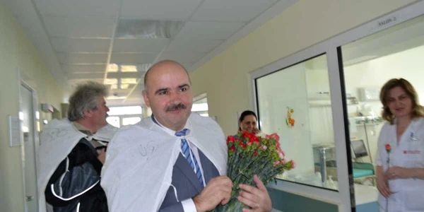 Femeile de la Maternitatea Bacău au primit flori de la Asociaţia Eurocivica