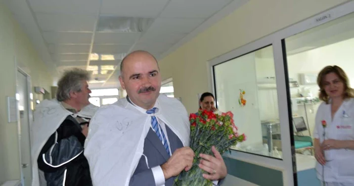 Femeile de la Maternitatea Bacău au primit flori de la Asociaţia Eurocivica FOTO Mircea Merticariu