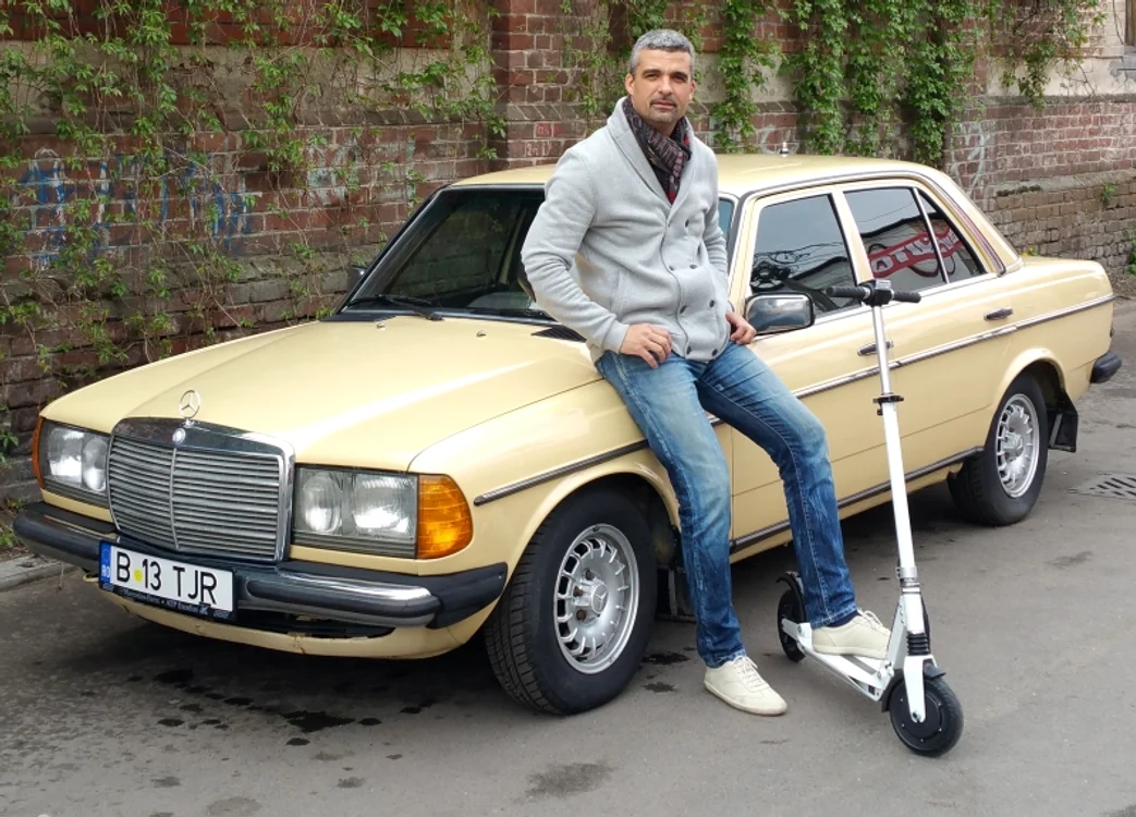 Aurelian Temişan preferă tronineta motorizată cu care se deplasează mult mai repede