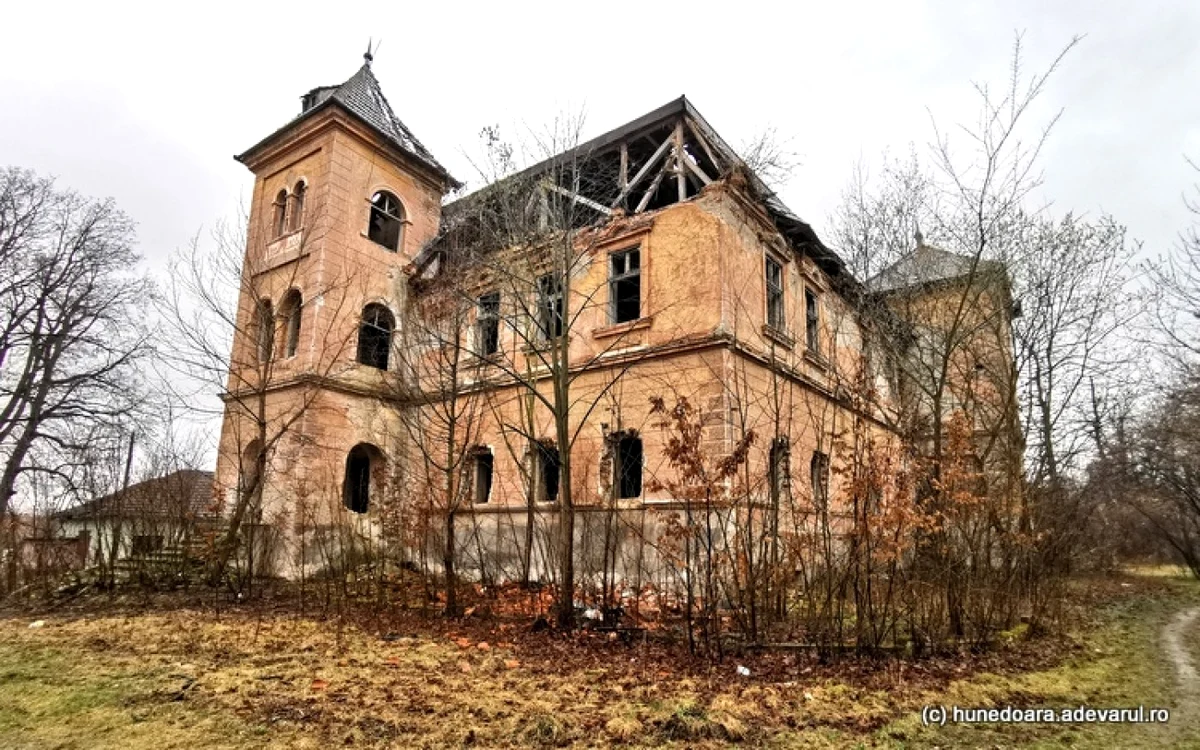Castelul Nalaţi Fay de la marginea Haţegului. FOTO: Daniel Guţă. ADEVĂRUL