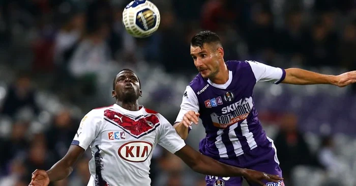 Grigore, într-un duel cu un adversar, la un meci cu Bordeaux. FOTO: tfc.info