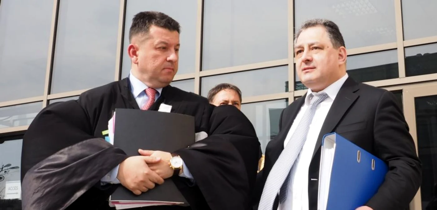 Marian Vanghelie (dreapta), alături de avocatul lui, în faţa Tribunalului Bucureşti. Imagine: Ionuţ Mureşan