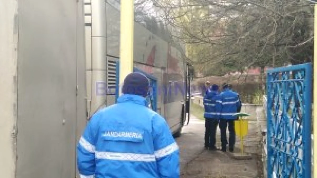 Autocarul a fost păzit de jandarmi FOTO botosaninews.ro