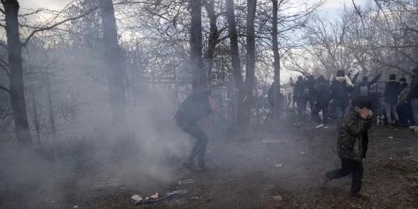 Poliţia din Grecia intervine cu gaze lacrimogene asupra migranţilor care încearcă să treacă graniţa din Turcia FOTO EPA-EFE