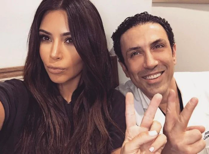 Kim s-a pozat alături de medicul dermatolog care a ajutat-o să scape de firele de păr nedorite