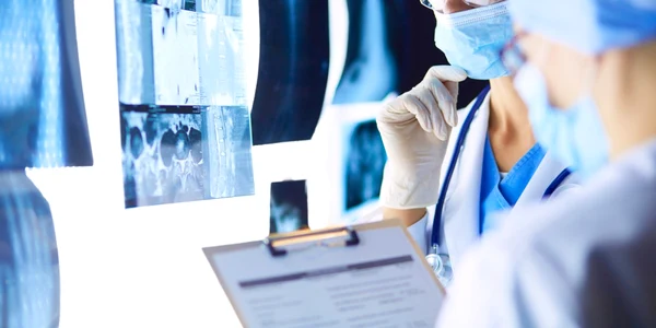 Radiografie -doctor - spital - cancer FOTO Shutterstock