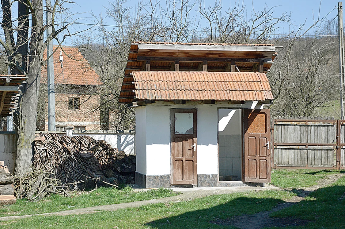 
    WC-ul se află în spatele  clădirii Primăriei  