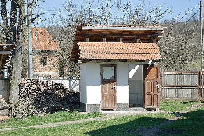 WC-ul se află în spatele clădirii Primăriei
