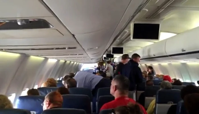 
    Călătorii au stat câteva ore în avion aşteptând să afle dacă unul dintre ei are Ebolacaptură video  