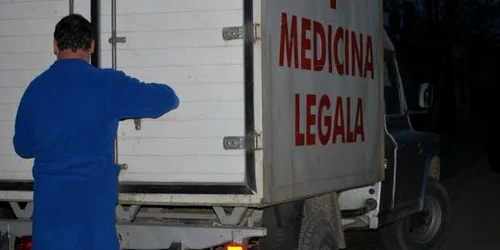 Cadavrul a fost transportat la morgă pentru efectuarea autopsiei