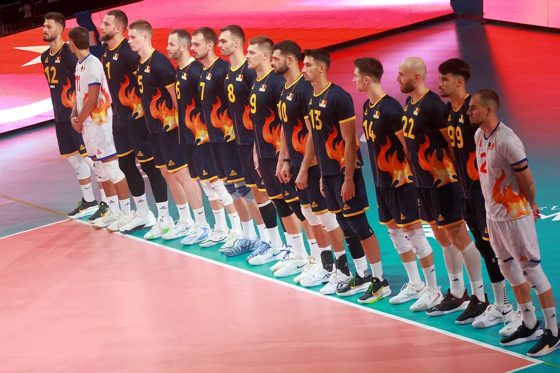 Tricolorii în momentul intonării imnului național