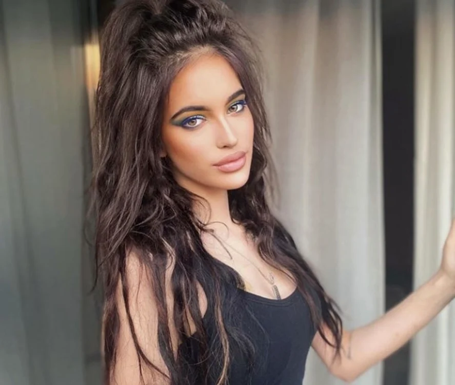 Eva Zaharescu are 19 ani şi moşteneşte frumuseţea mamei sale  jpeg