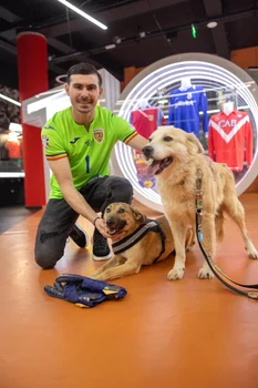 Florin Niță, mare iubitor de animale. Foto Protecția animalelor CJ Ilfov