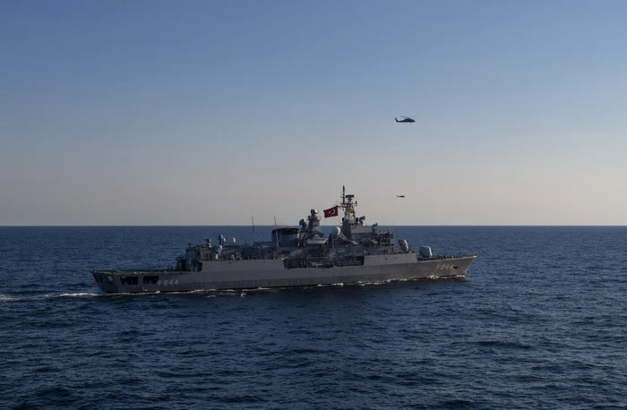 Foto U.S. Navy by Mass Communication Specialist Seaman Austin G. Collins/Released