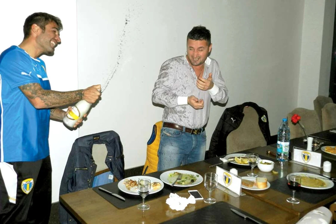 Mutu l-a stropit cu şampanie pe preşedintele executiv al clubului, Alexandru Crângu (Fotografii: fcpetrolul.ro)
