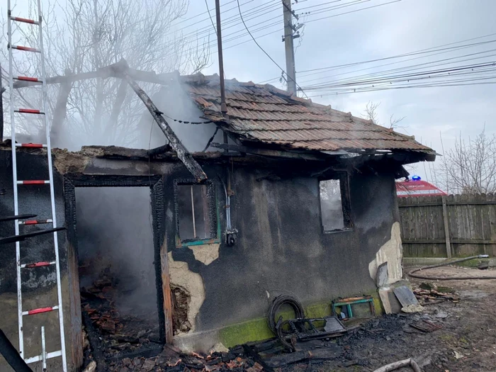 Casa în care locuia bătrânul mort a fost distrusă în întregime FOTO ISU