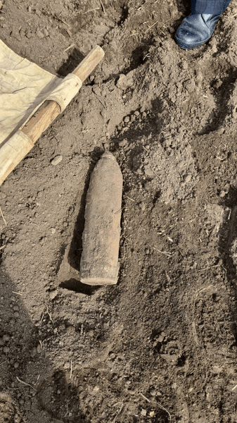 Bombă în curtea unui sătean din Brăila. Omul săpa în ogradă când a dat peste proiectil. ISU: „Atenție la lucrările de primăvară!“