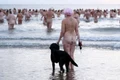 Nudiștii au facut baie în Marea Nordului jpg