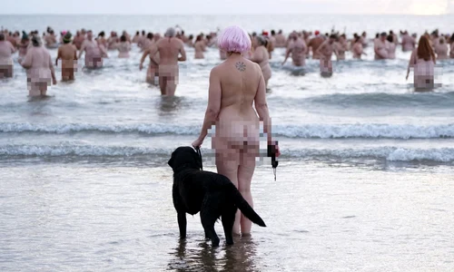 Nudiștii au facut baie în Marea Nordului jpg