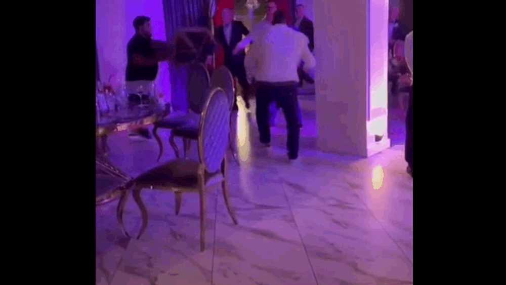 Doi interlopi s-au luat la bătaie sub privirile invitaților la o nuntă din Craiova. Cei doi ar fi avut un conflict mai vechi
