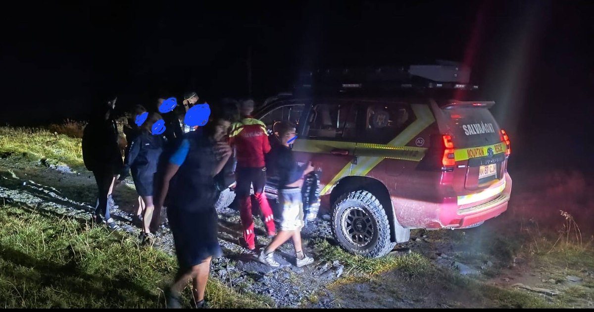 11 persoane, inclusiv 9 copii, salvate din Munții Rodnei după ce s-au rătăcit în condiții dificile