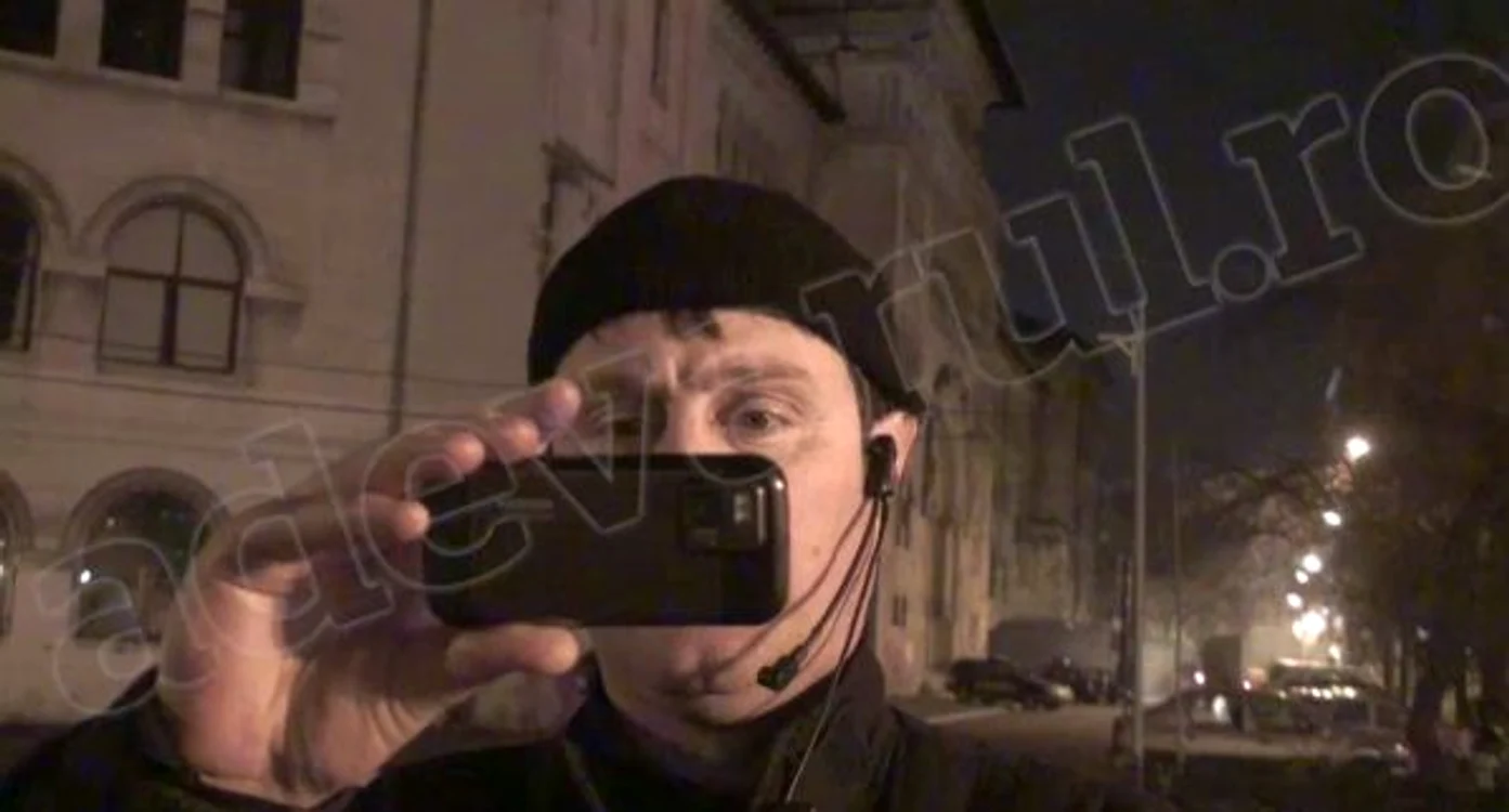 
    Jandarmul, într-un moment de acalmie în Piaţa Universităţii.  