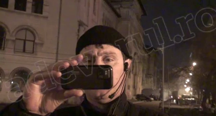 
    Jandarmul, într-un moment de acalmie în Piaţa Universităţii.  